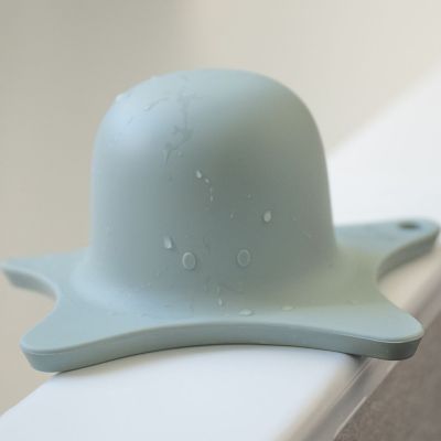 Kindsgut Duschhilfe aus ressourcenschonendem Silikon in niedlicher Seestern Form als Haarspuelbecher fuer Babys und Kinder zum traenenfreien Haerewaschen im Badezimmer erhaeltlich im Babyladen Erlangen https://www.babyladen-erlangen.de/kindsgut-duschhilfe-seestern-silikon